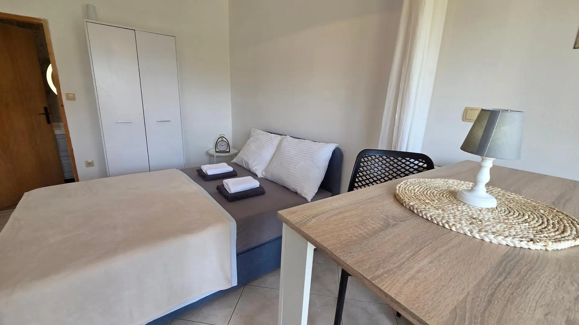 Apartments Leticia I Baska  Croatia